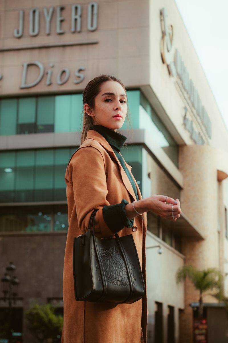 Donna con cappotto marrone e borsa, look autunno inverno 2026 2027