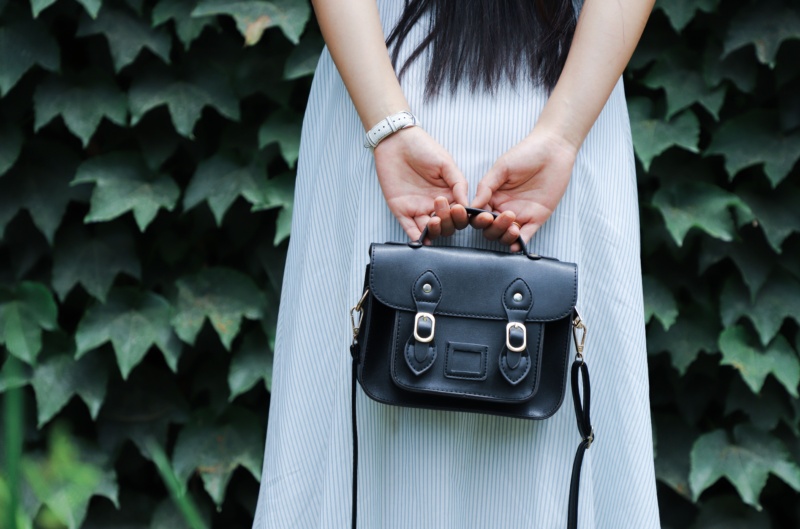 Controllare cuciture e minuteria per riconoscere una borsa Gucci originale