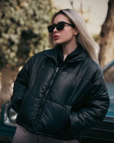 Piumino donna nero corto inverno 2026-2027 indossato in città