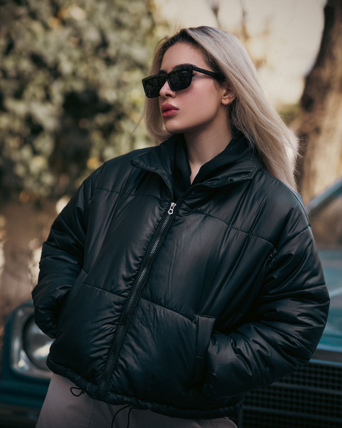 Piumino donna nero corto inverno 2026-2027 indossato in città