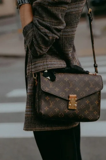 Borsa a tracolla donna monogram indossata con cappotto invernale