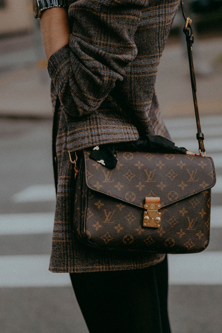 Borsa a tracolla donna monogram indossata con cappotto invernale