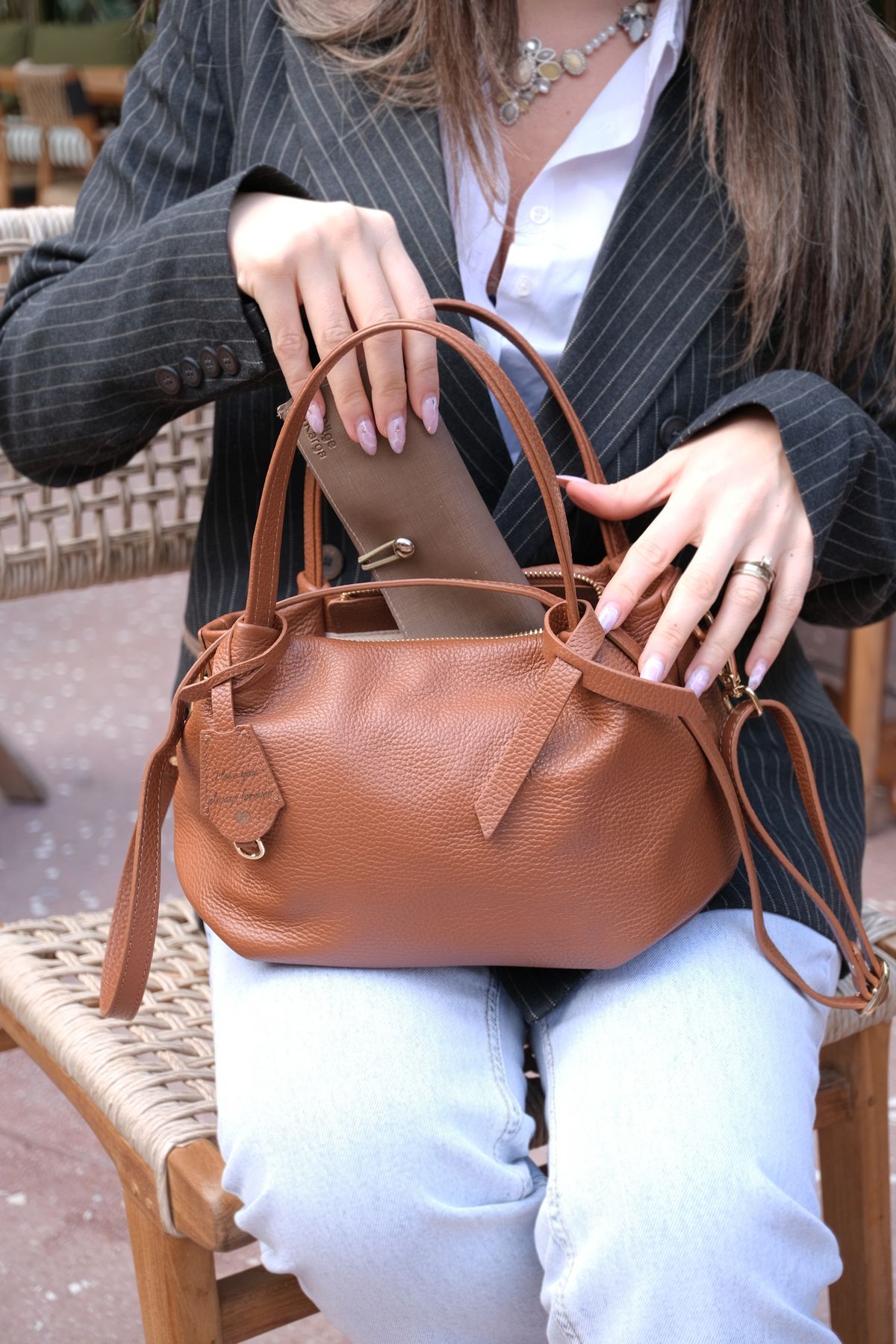 Donna con borsa in pelle cognac: cura e manutenzione quotidiana
