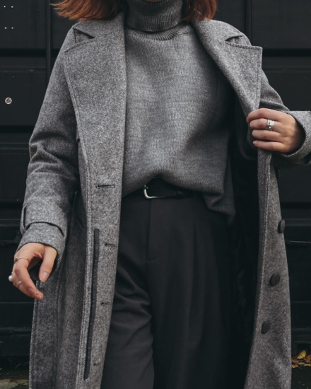 Cappotto grigio in lana con dolcevita, tendenza autunno inverno 2026-2027