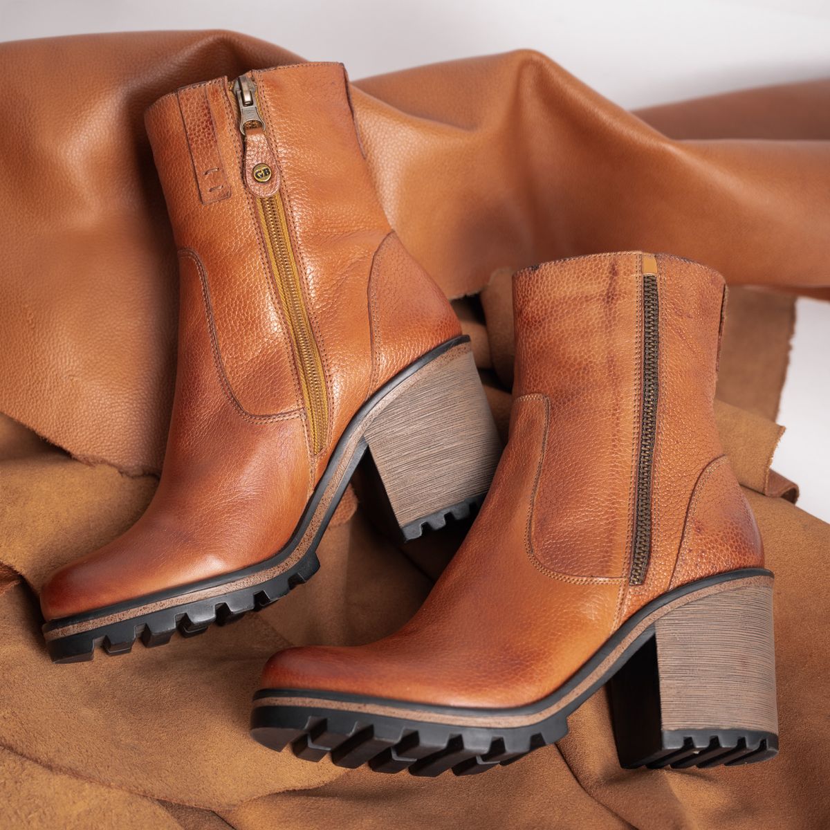 Stivaletti chunky cognac con tacco e suola carrarmato, inverno 2026-2027
