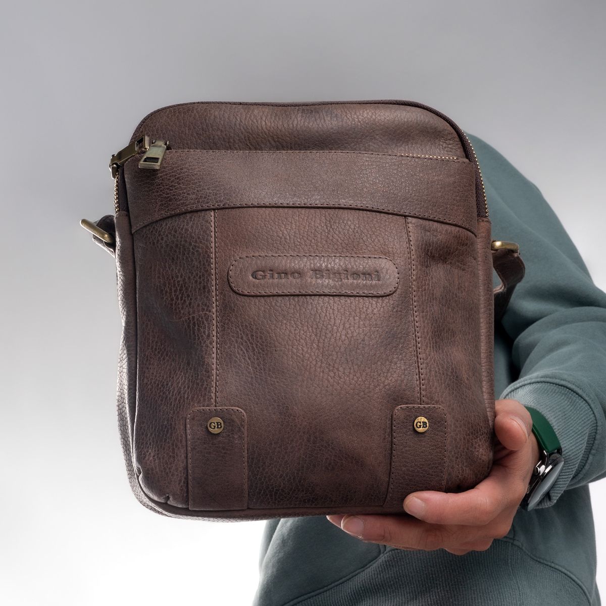 Dettaglio della grana di una borsa in pelle da nutrire e proteggere