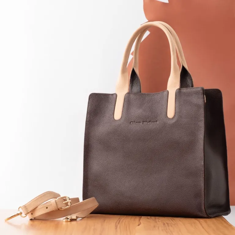 Borsa in pelle marrone su legno: come pulirla e conservarla