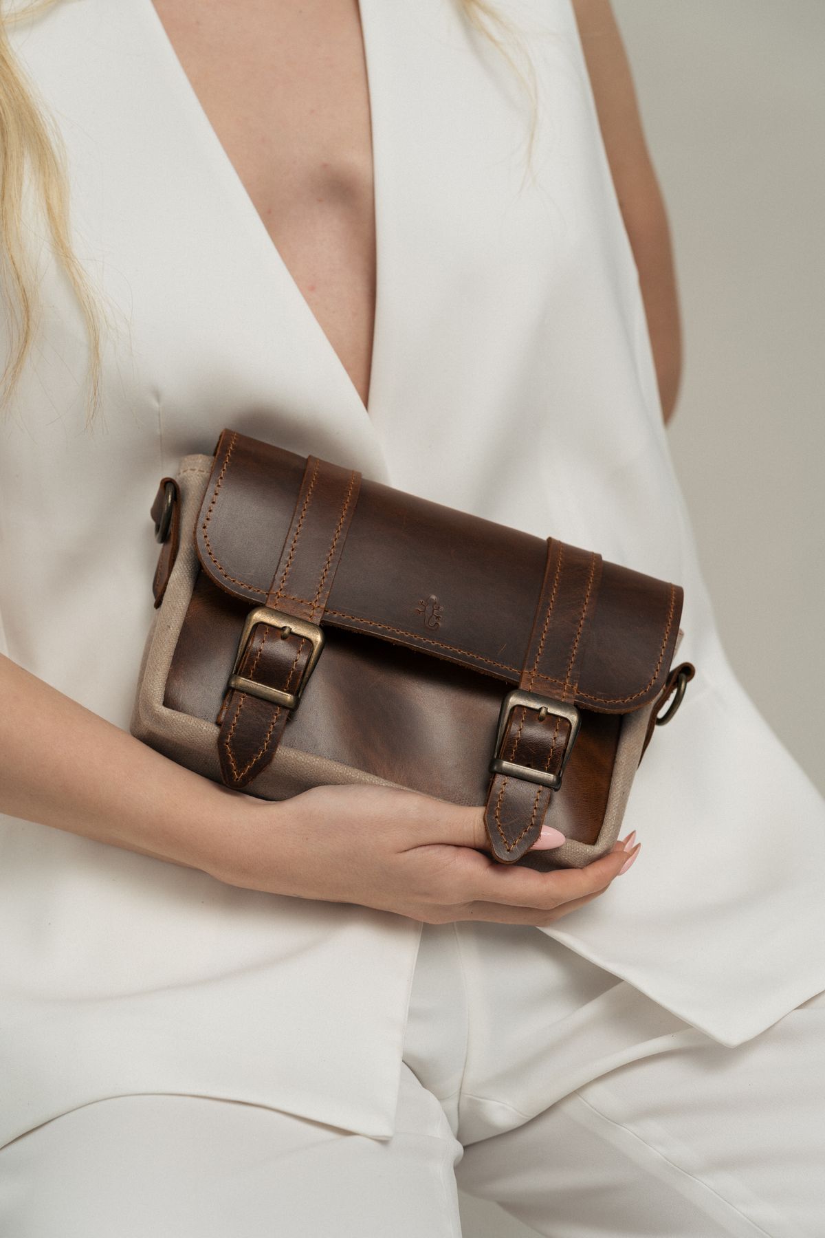 Borsa a tracolla donna in pelle marrone cioccolato con fibbie