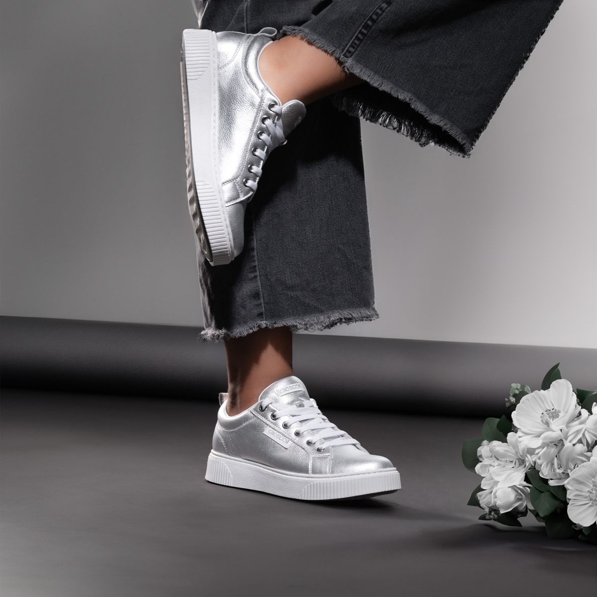Sneakers donna metallizzate argento, dettagli metallici tendenza autunno inverno 2026-2027