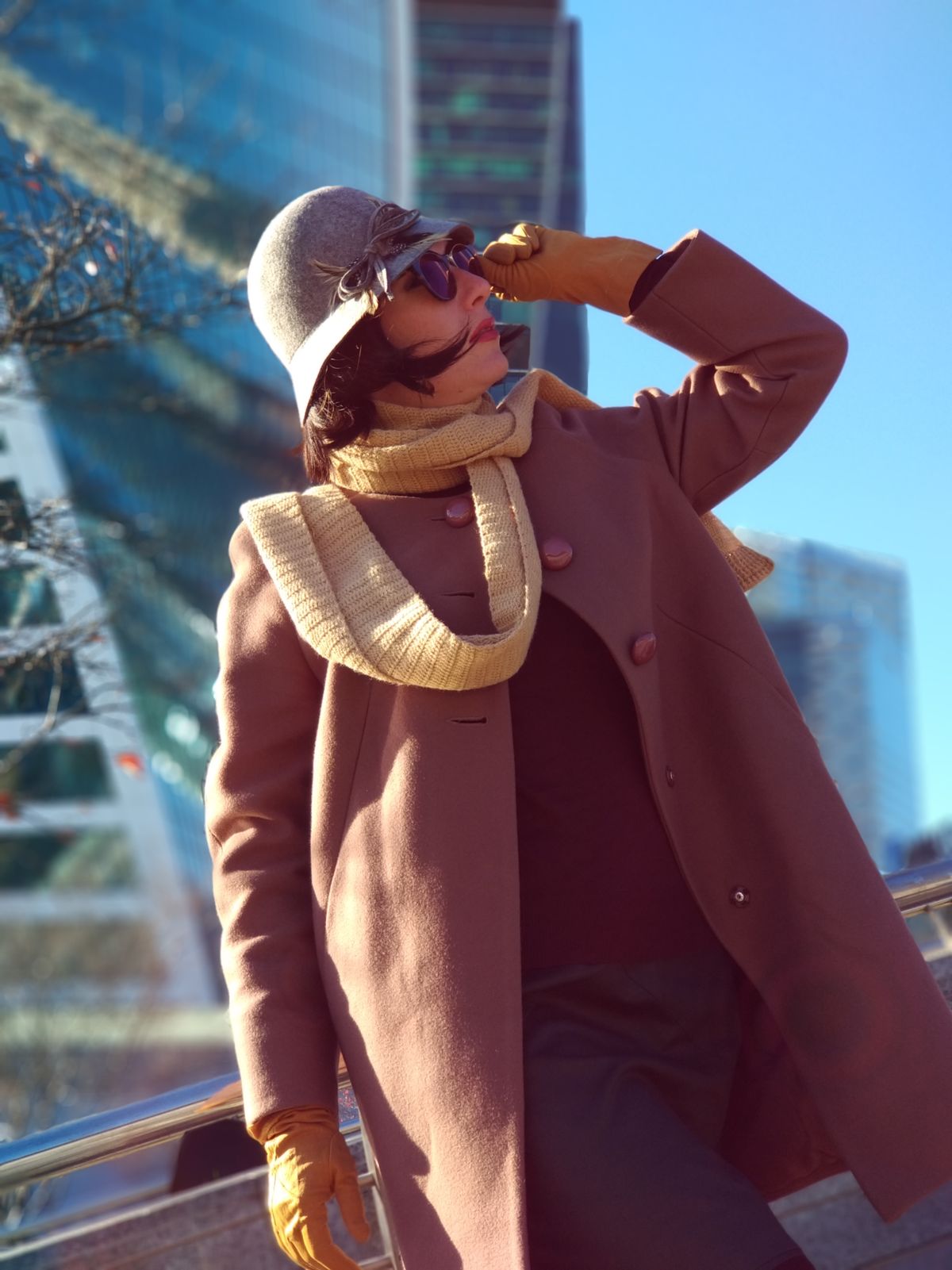 Cappotto cammello lungo in città, look invernale 2026-2027