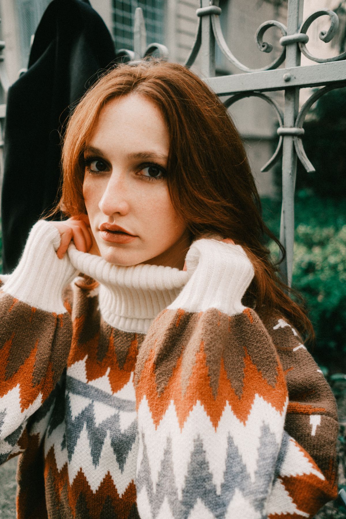 Donna con maglione a fantasia jacquard e collo alto panna, maglieria inverno 2026-2027