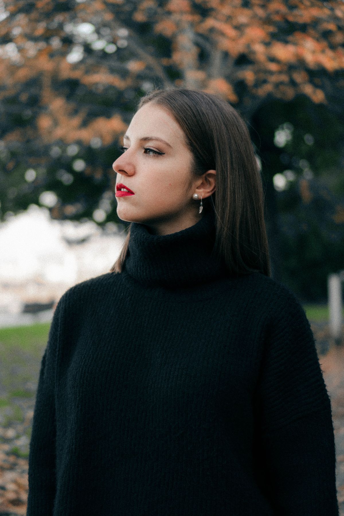 Donna di profilo con dolcevita nero in lana, tendenza maglieria inverno 2026-2027