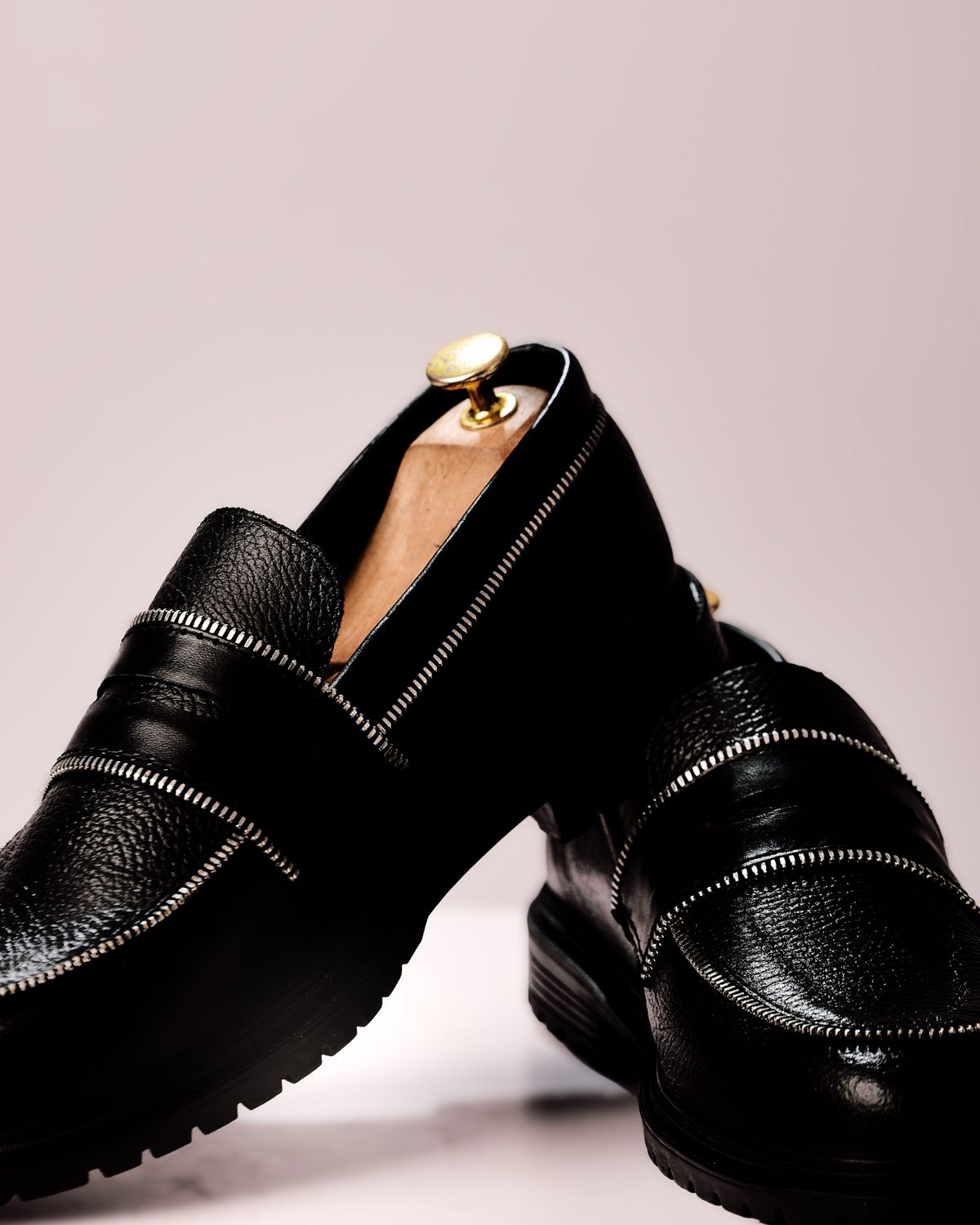 Mocassini in pelle nera con dettagli dorati, tendenza scarpe autunno inverno 2026-2027