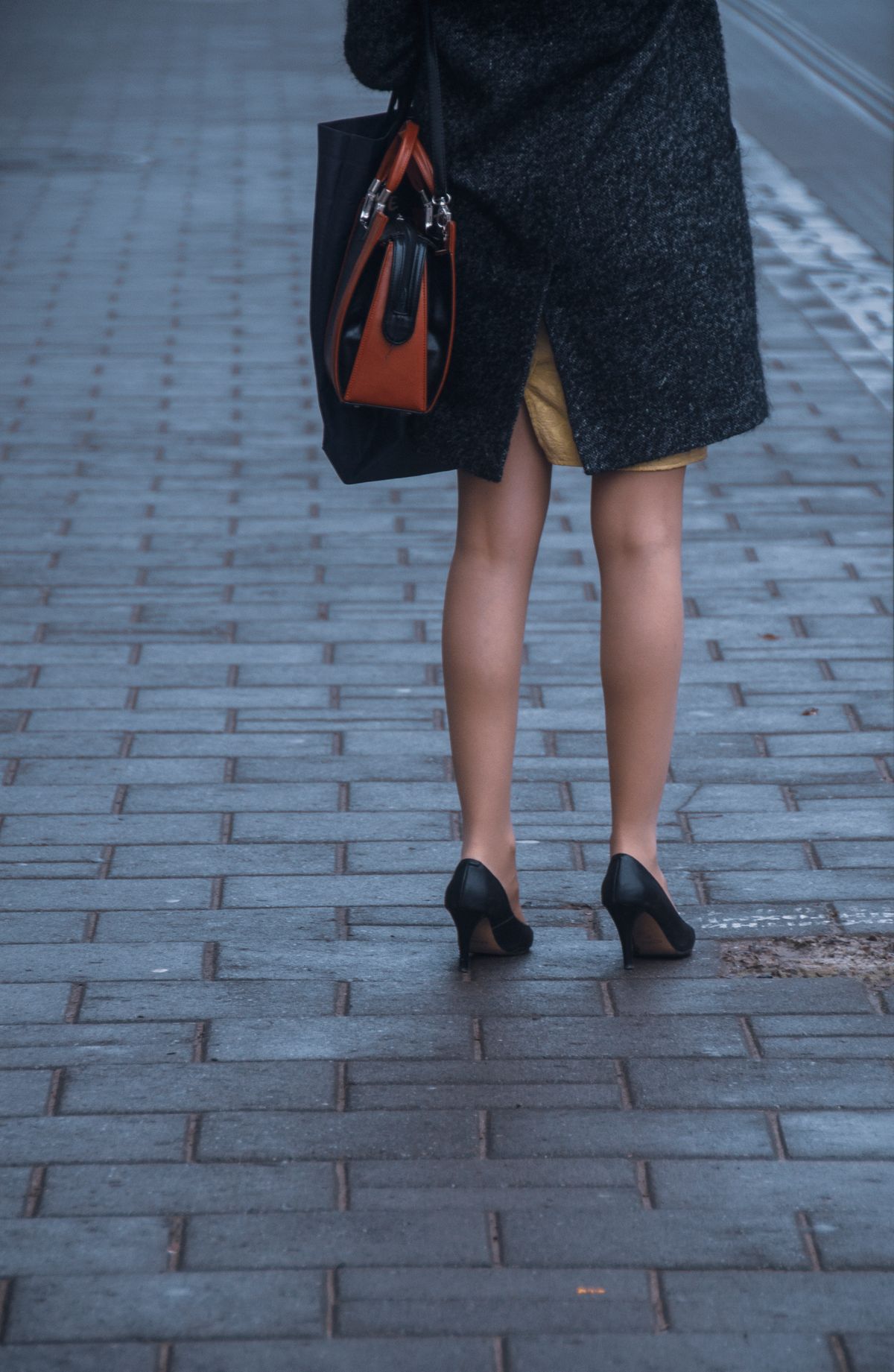 Look da città con décolleté col tacco, tendenza scarpe inverno 2026-2027