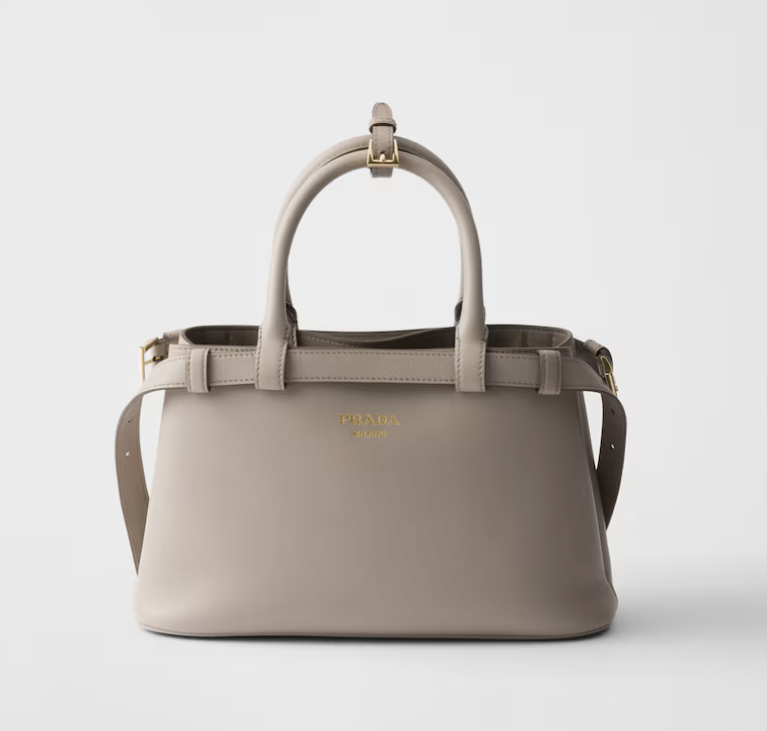 Come riconoscere una borsa Prada originale: logo triangolo e pelle