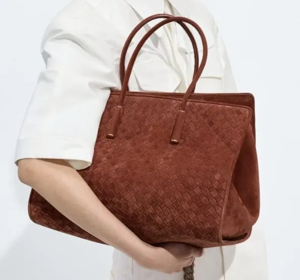 Borsa Bottega Veneta shopping in camoscio intrecciato marrone portata a braccio