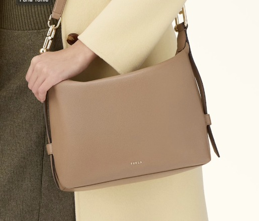 Borsa a spalla Furla Tonie in pelle color tortora con scritta Furla in metallo dorato