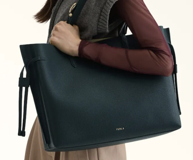 Borsa tote Furla in pelle martellata verde scuro con la scritta Furla in metallo dorato sul fronte