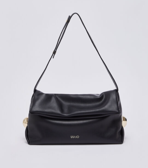 Scritta Liu Jo in metallo dorato applicata su una borsa a spalla nera originale
