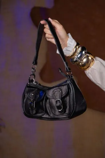 Come riconoscere una borsa Guess originale: borsa nera in similpelle effetto vernice tenuta a mano