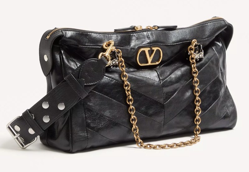 Borsa Valentino Garavani in pelle nera a spicchi con placca VLogo Signature dorata e catena