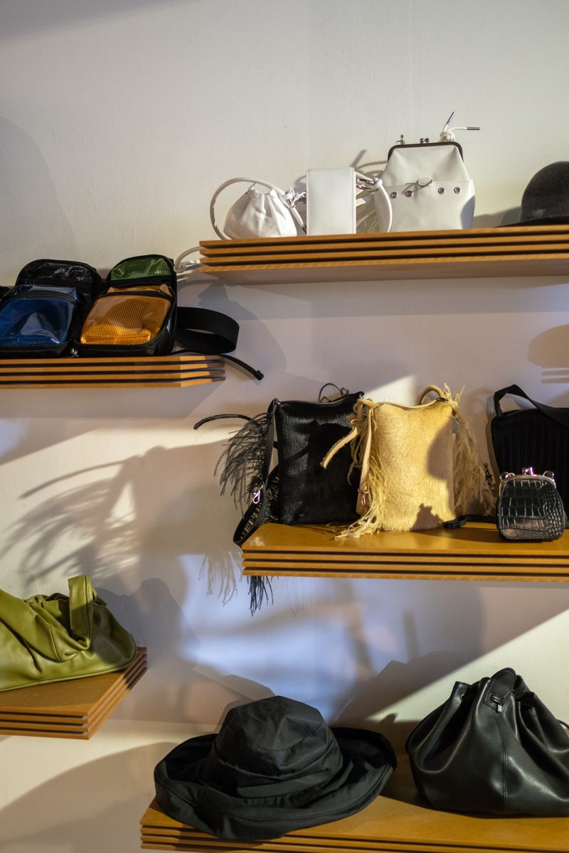 Borse esposte sugli scaffali di un negozio, dove comprare una borsa Guess originale