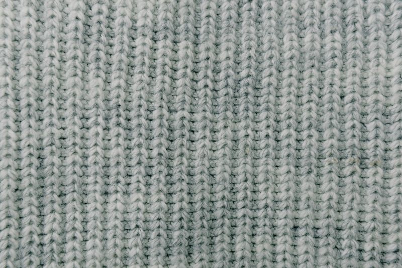 Dettaglio di maglia fine e compatta verde salvia per cardigan donna inverno 2026-2027