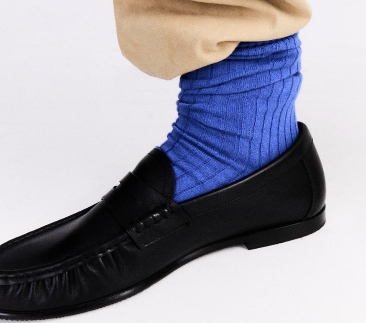 Mocassino penny nero con calzino blu Zara uomo autunno inverno 2026 2027