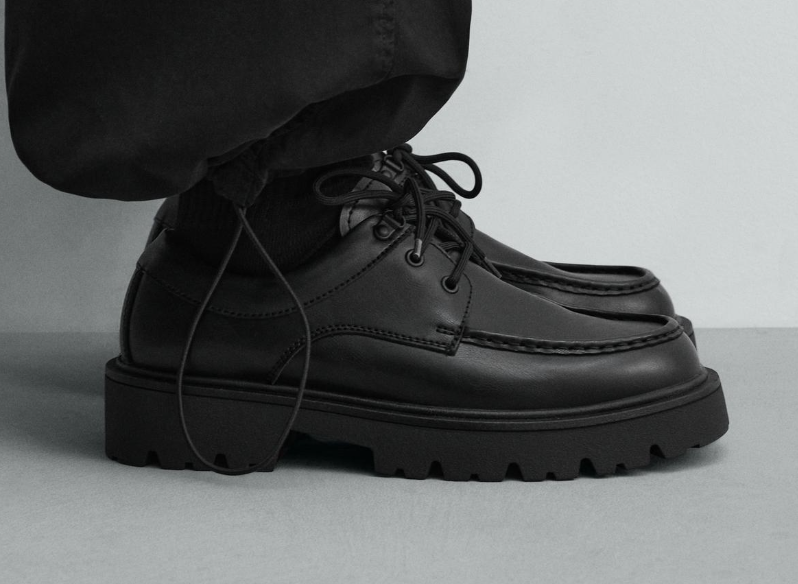 Scarpa derby nera con suola carrarmato Zara uomo autunno inverno 2026 2027