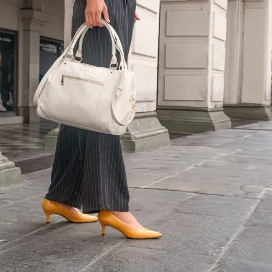 Decollete kitten heel gialle con punta affusolata indossate in citta