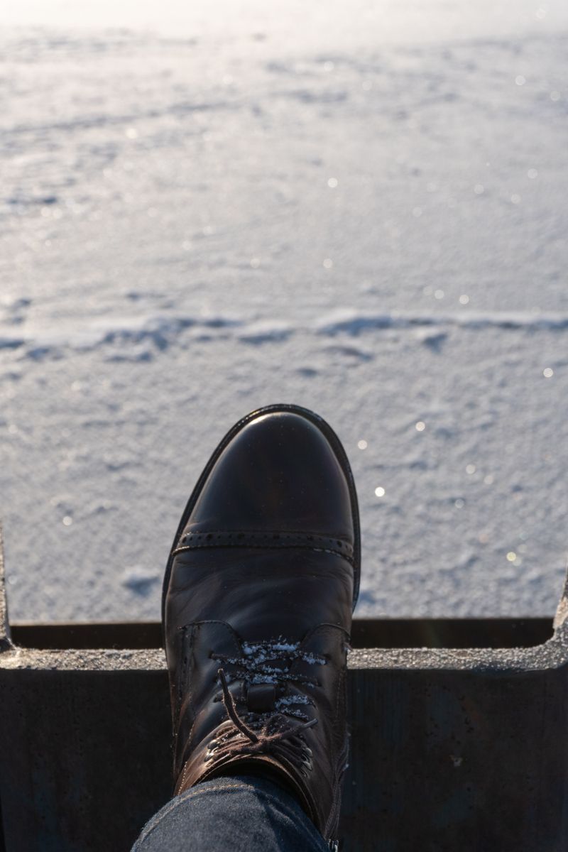 Scarponcino in pelle con neve fra i lacci, punto debole delle scarpe impermeabili
