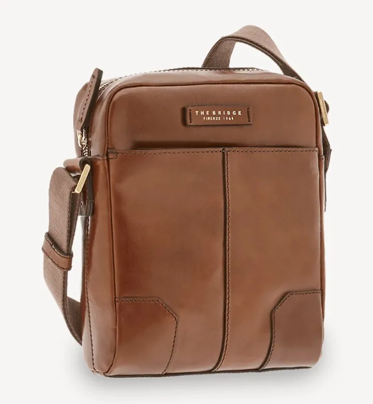 Tracolla uomo in pelle marrone The Bridge con doppia tasca frontale e minuteria metallica dorata, autunno inverno 2026 2027