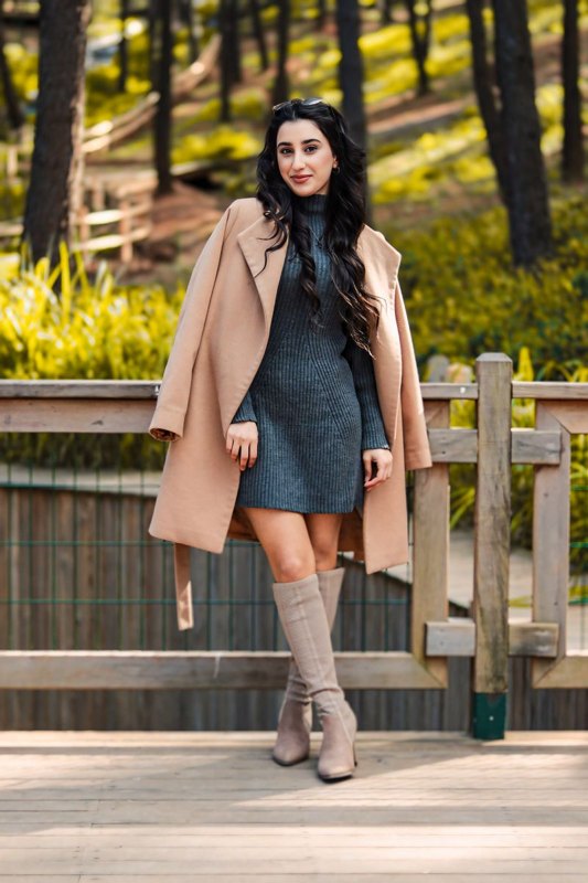 Abito in maglia corto a coste grigio con cappotto cammello e stivali alti in camoscio