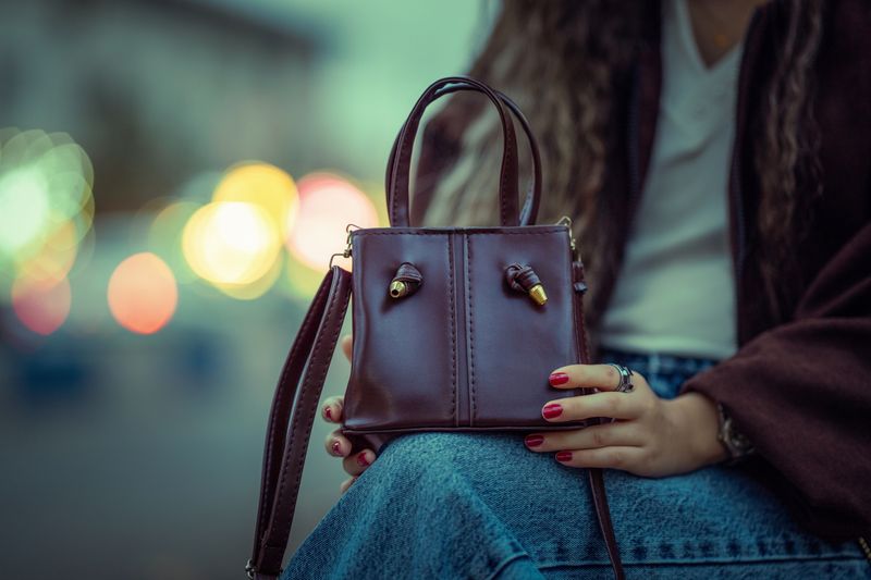 Borsa marrone cioccolato abbinata a jeans e maglia bianca