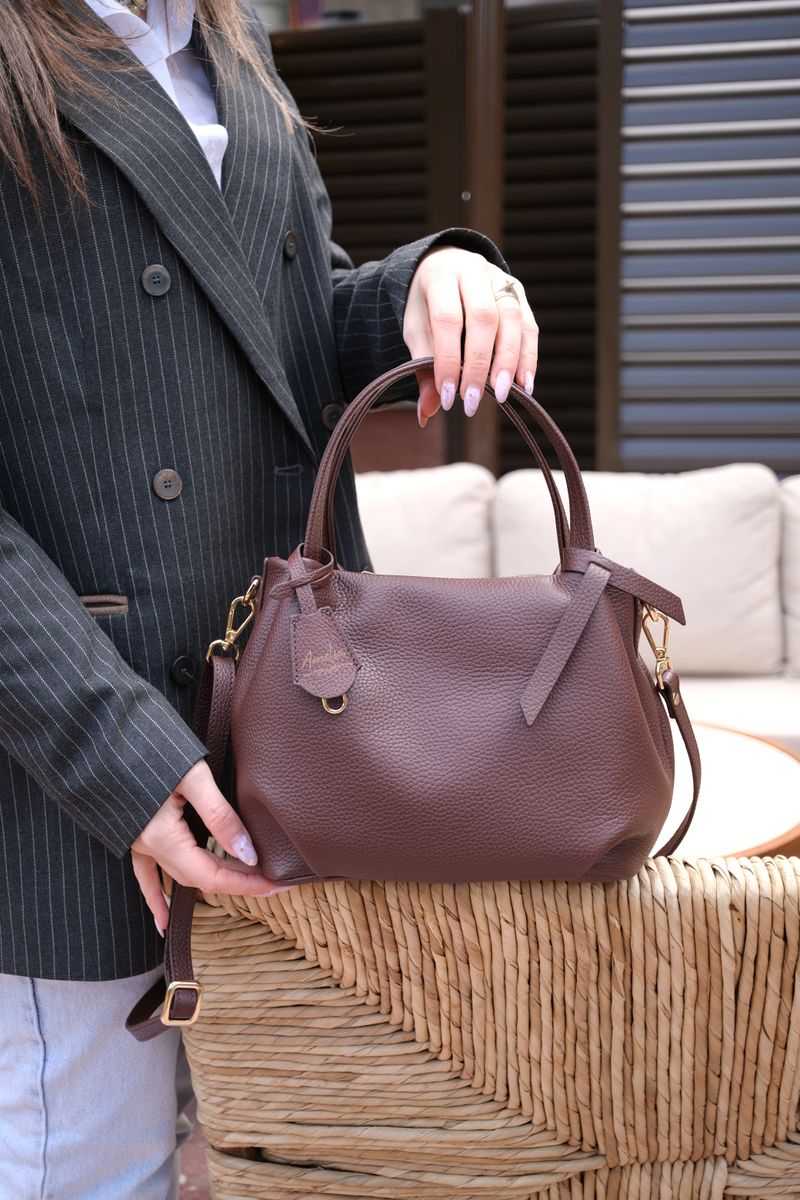Borsa marrone cioccolato con blazer gessato grigio e camicia bianca