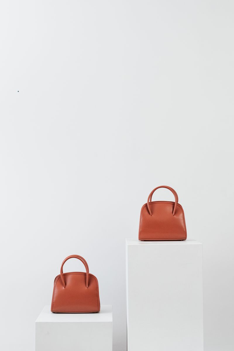 Due borse in pelle color mattone nella stessa forma e in due misure, autunno inverno 2026 2027