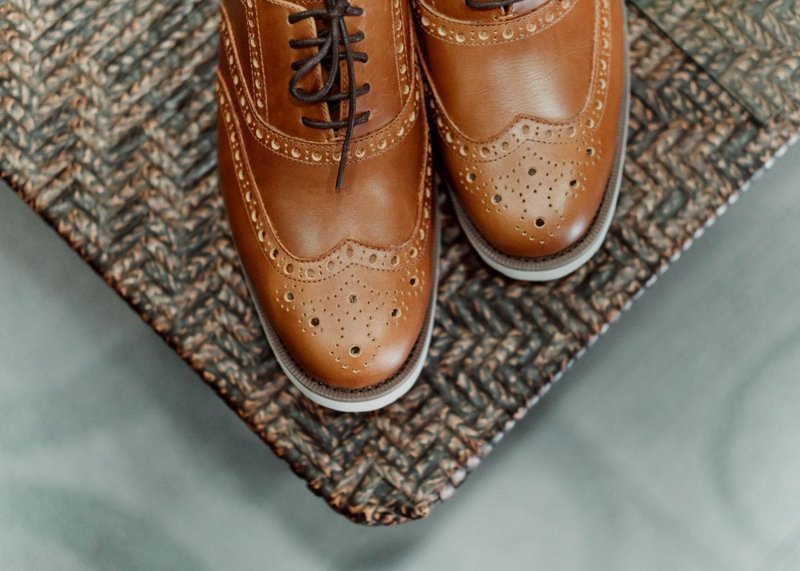 Scarpe in pelle liscia marrone pulite e protette, il risultato dopo aver tolto le macchie di sale