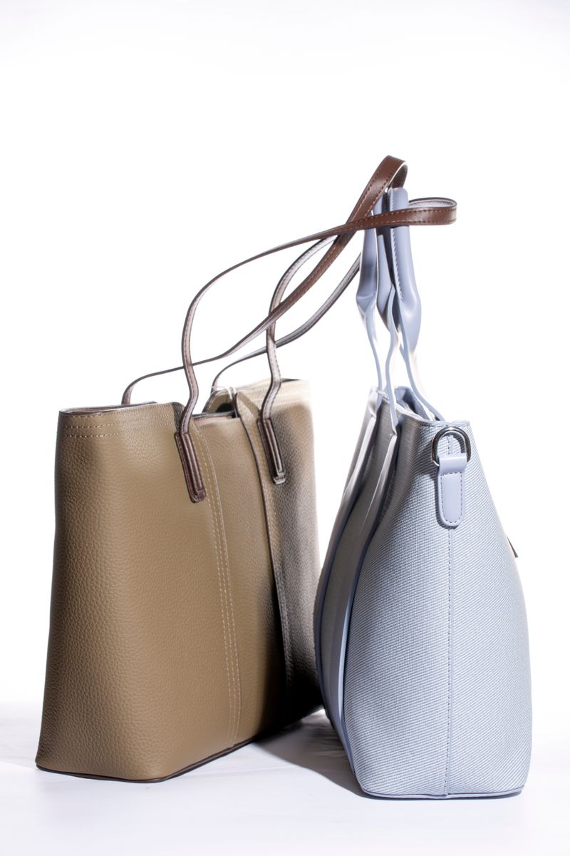 Due shopping bag affiancate con superfici diverse, come le borse Carpisa autunno inverno 2026-2027