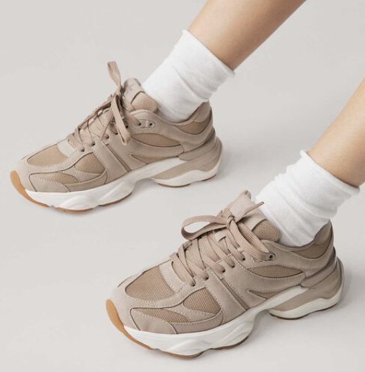Sneakers Primadonna chunky beige in tessuto e rete portate con calzino bianco