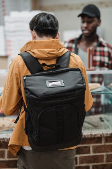 Zaino da uomo nero indossato, con spallacci imbottiti e tasche laterali in rete